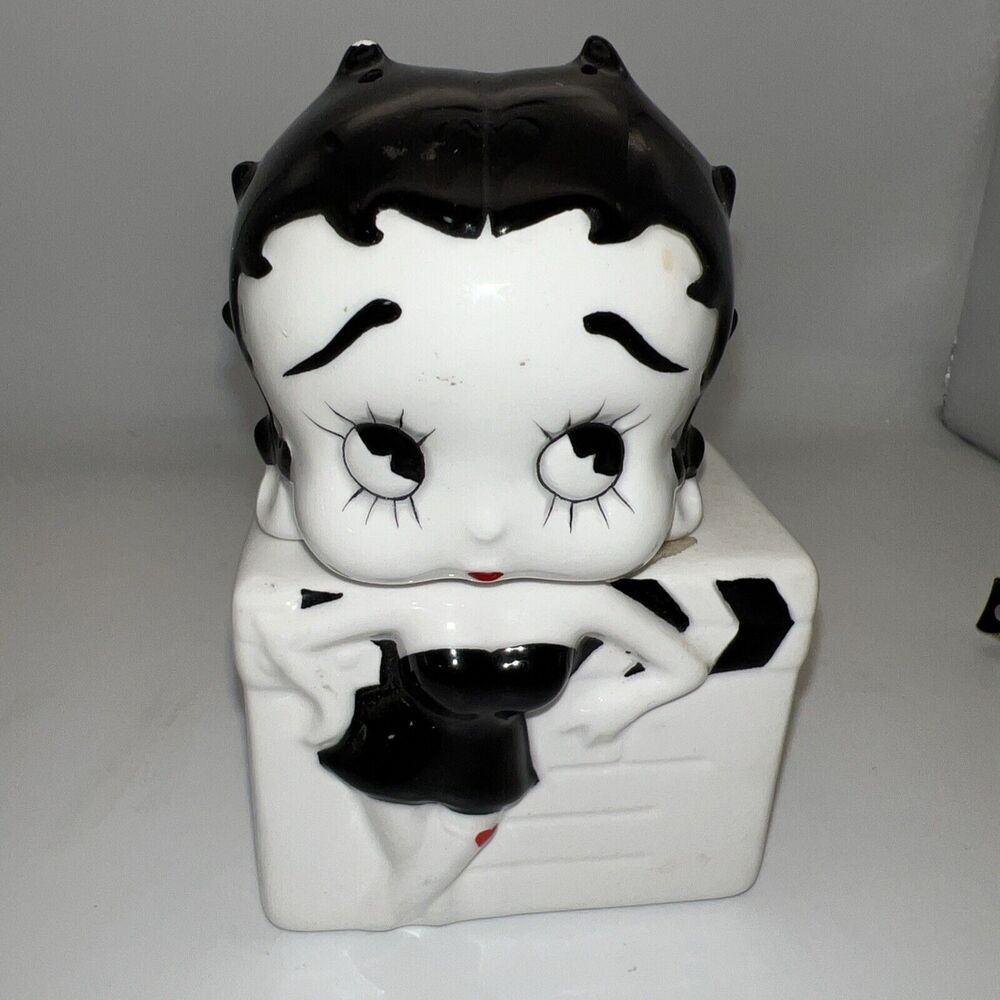 Betty Boop 1995 Salt and Pepper Shaker Set Black and White 2 Piece